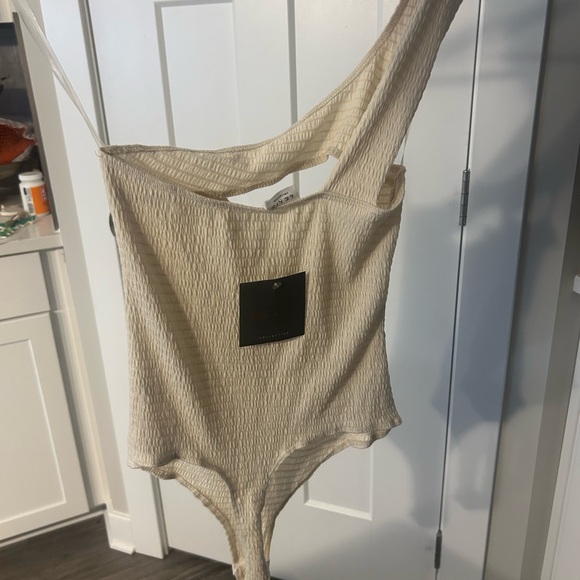 Le Lis Cream Textured bodysuit NWT - Picture 3 of 5